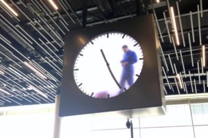 アムステルダム　スキポール空港の不思議な時計 24時間針を描き続ける謎の職人！