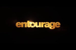 映画『アントラージュEntourage』(2015) OPタイトル。マッチムーブによるL.A.看板タイトル。ハリウッドの映画作りの裏側、映画スターの取り巻きたちの群像劇。タイトルはgreenhaus GFX(米)