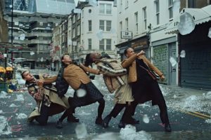 Burberry『Festive』(2020) バーバリー、クリスマスのPR映像　名曲「雨に唄えば」に合わせた見事なダンスとCG氷のコラボ　VFXはMPC(英)